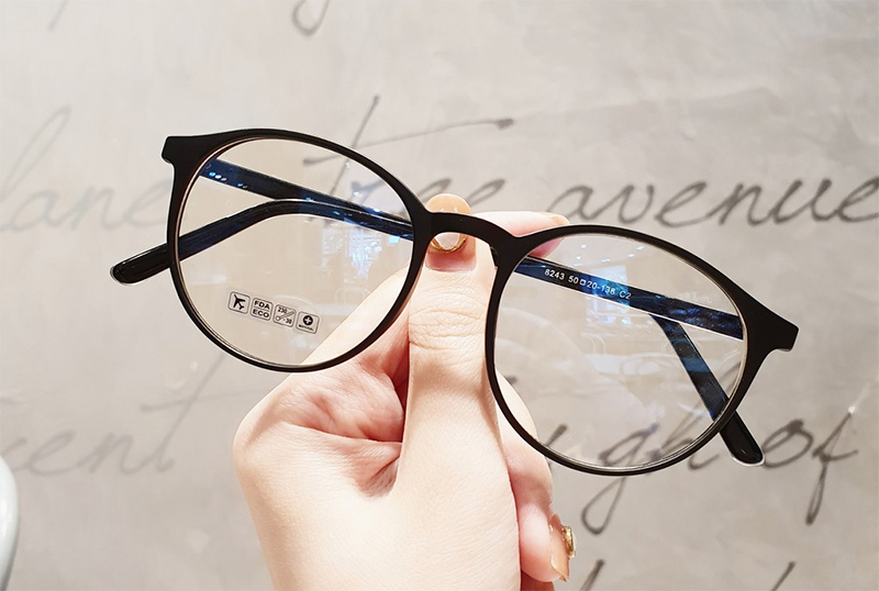 Kính mắt đa tròng cho người trung niên