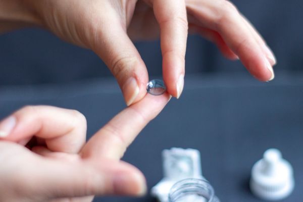 kính áp tròng viễn thị dùng hàng ngày